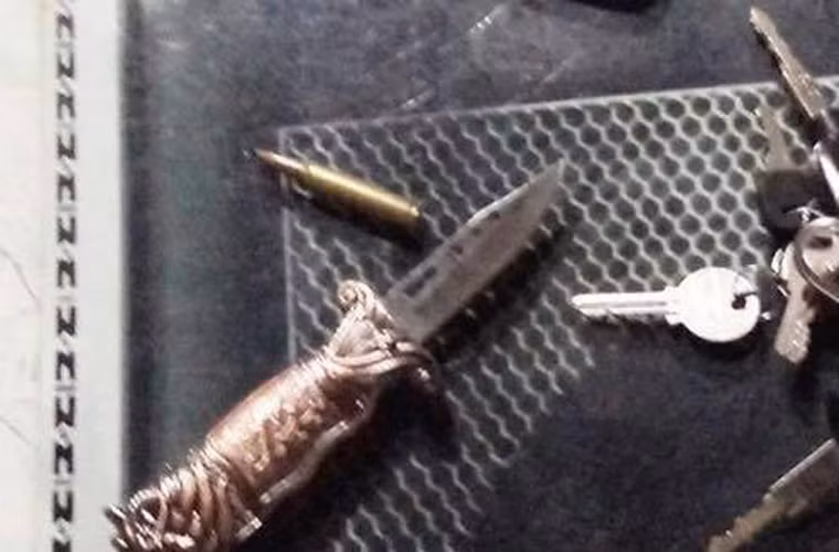 Đáng nói tại một bàn khách gần chục người, công an đã phát hiện một thanh niên nghi vấn tàng trữ vũ khí nguy hiểm nên lập tức áp sát, tách riêng để kiểm tra. Qua đó, công an phát hiện nam thanh niên này có trữ trong người một con dao bấm và một viên đạn của loại súng R16.