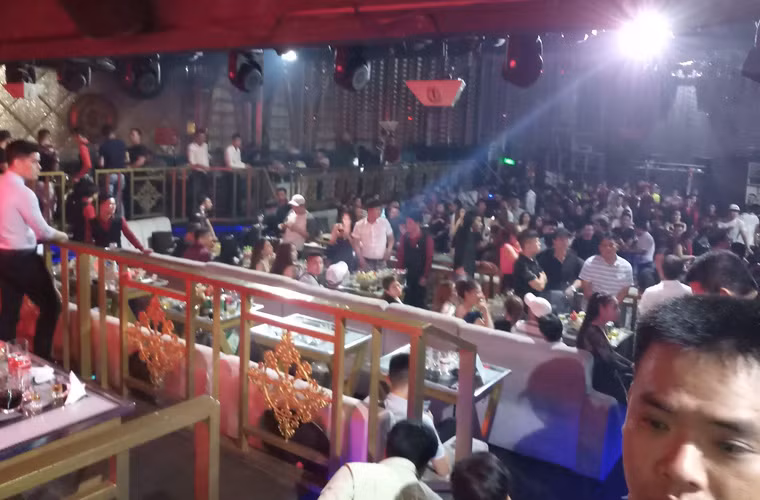 Tại thời điểm kiểm tra, dù bước sang ngày mới nhưng trong quán bar “DC Club” có hơn 300 người đang vui chơi giải trí, trong âm thanh, ánh sáng vũ trường sôi động.