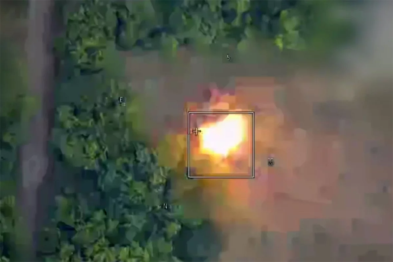 Ngoài ra, Quân đội Nga còn đẩy lùi 6 cuộc tấn công của lực lượng Ukraine theo hướng 5 khu định cư ở vùng Kursk: Korenevo, Olgovka, Pogrebki, Russkoye Porechnoye và Cherkesskoye Porechnoye. Gần Martynovka, hai nhóm Lực lượng Vũ trang Ukraine và một xe bán tải đã bị tiêu diệt. Ảnh: mil.ru.