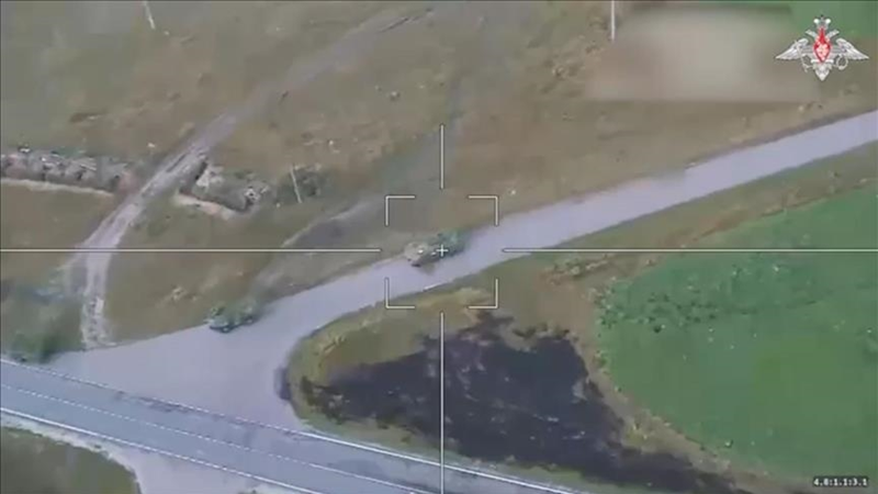 “Trong ngày, tổn thất của Lực lượng Vũ trang Ukraine lên tới 270 quân nhân và 16 xe bọc thép, bao gồm hai xe tăng, một xe bọc thép chở quân Stryker, 13 xe chiến đấu bọc thép, cũng như 10 xe và một khẩu pháo D-122 mm, 30 lựu pháo, 18 binh lính Ukraine bị bắt làm tù binh”, Bộ này cho biết trong một tuyên bố.