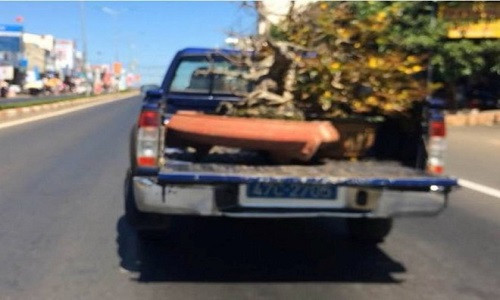 Xe công của PC64 Công an tỉnh Đắk Lắk cũng phóng nhanh, hú còi inh ỏi trong khi làm việc riêng - Ảnh: Cắt từ clip người dân.