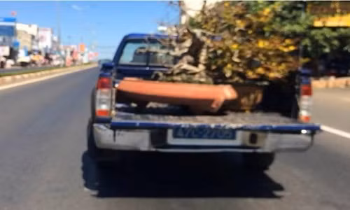 Xe công của PC64 Công an tỉnh Đắk Lắk cũng phóng nhanh, hú còi inh ỏi trong khi làm việc riêng - Ảnh: Cắt từ clip người dân.