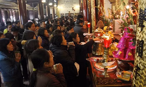 Phat hoang voi cach cung bai cua mot so nguoi Viet