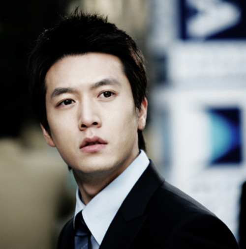 Gương mặt trẻ trung của Jo Hyun Jae khiến nhiều người không nghĩ anh sinh năm 1980. Những vai diễn hiền lành thường dành cho anh cũng xuất phát từ khuôn mặt khó đóng phản diện. Đến nay Jo Hyun Jae vẫn chưa lập gia đình khiến các fan nữ rất mong mỏi.