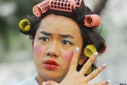 Vương Tổ Lam sinh năm 1980, là một diễn viên hài nổi tiếng tại Hồng Kông. Thời gian này anh được biết đến nhiều khi tham gia chương trình Running Man phiên bản Trung Quốc. Khiếu hài hước và độ chịu chơi không sợ làm xấu mình giúp anh chiếm được cảm tình của khán giả.