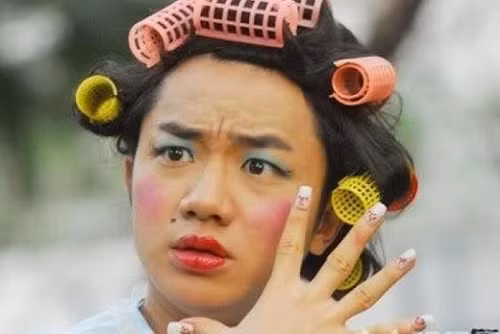 Vương Tổ Lam sinh năm 1980, là một diễn viên hài nổi tiếng tại Hồng Kông. Thời gian này anh được biết đến nhiều khi tham gia chương trình Running Man phiên bản Trung Quốc. Khiếu hài hước và độ chịu chơi không sợ làm xấu mình giúp anh chiếm được cảm tình của khán giả.