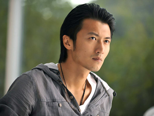 Tạ Đình Phong sinh năm 1980, hoạt động trong nhiều lĩnh vực như diễn viên, ca sĩ, nhạc sĩ, nhà sản xuất âm nhạc người Hồng Kông mang quốc tịch Canada. Anh là một thành viên của Tập đoàn giải trí Anh Hoàng. Sau khi ly hôn với Trương Bá Chi vào năm 2011, anh vẫn tiếp tục sự nghiệp của mình trên màn ảnh lớn và nhỏ, gặt hái được nhiều thành công. 