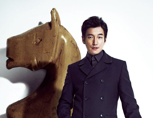 Jo Seung Woo (1980) nổi tiếng từ vai diễn trong phim điện ảnh Marathon lấy nước mắt của hàng triệu khán giả. Gắn bó với nghiệp diễn trong 16 năm, nam diễn viên có nụ cười hiền hậu này đã tạo nên thành công cho không ít các tác phẩm truyền hình lẫn màn ảnh rộng.