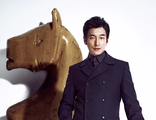 Jo Seung Woo (1980) nổi tiếng từ vai diễn trong phim điện ảnh Marathon lấy nước mắt của hàng triệu khán giả. Gắn bó với nghiệp diễn trong 16 năm, nam diễn viên có nụ cười hiền hậu này đã tạo nên thành công cho không ít các tác phẩm truyền hình lẫn màn ảnh rộng.