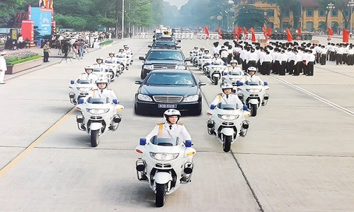 Nhung “ky binh” bao ve khach VIP tren duong