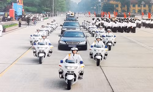 Nhung “ky binh” bao ve khach VIP tren duong