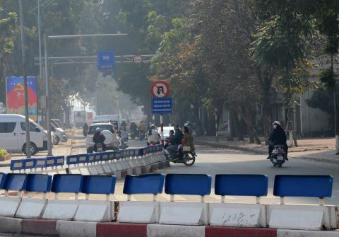 Mặc dù có biển cấm nhưng rất nhiều người tham gia giao thông vẫn vô tư rẽ trái.