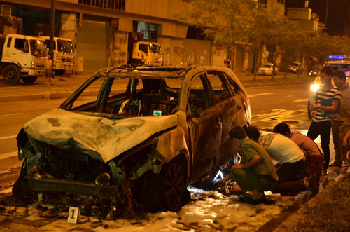 Cơ quan điều tra thực hiện việc khám nghiệm hiện trường, 2 chiếc xe bị cháy rụi sau vụ TNGT nghiêm trọng.