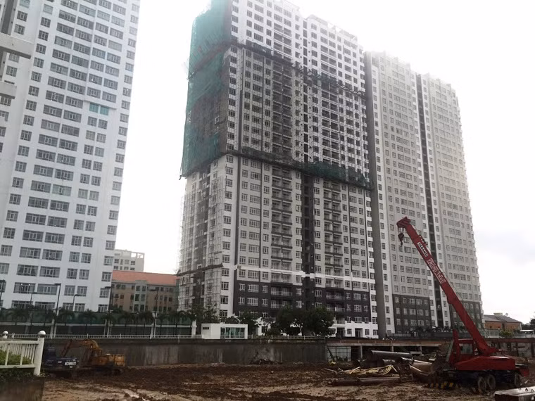 Chiều 15/7, một bức tường ngăn giữa công trình đang thi công và toà chung cư đã hoàn thiện tại chung cư cao cấp Giai Việt (đường Tạ Quang Bửu, phường 5, quận 8, TP HCM) bất ngờ bị vỡ.