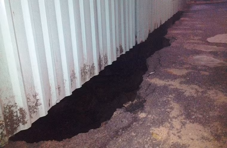 Trước đó, tối 15/7, một công trình xây dựng nằm trên đường Cống Quỳnh (quận 1, TP HCM) đang thi công thì bất ngờ sụt lún ở phần móng, đe dọa đến chung cư, các nhà dân ở lân cận, khiến hàng chục hộ dân với hàng trăm nhân khẩu phải di tản khẩn cấp để tránh tai họa.