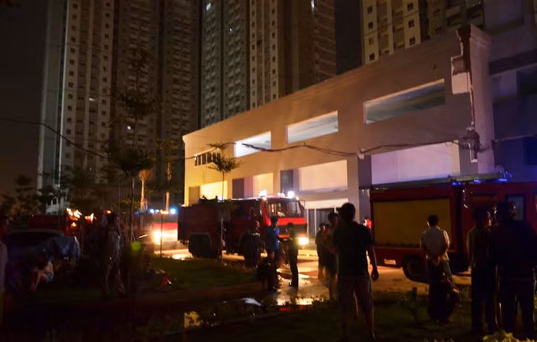 Các gia đình vội dìu dắt người già, trẻ nhỏ và di dời tài sản tháo chạy khỏi chung cư gây cảnh hỗn loạn.