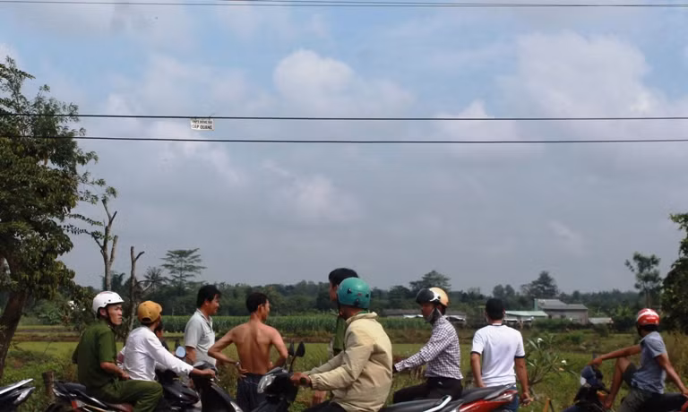 Lực lượng chức năng cùng người dân vây tìm các đối tượng trên QL1A.