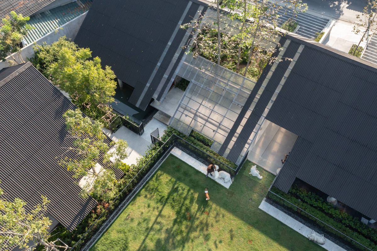 Không chỉ thế, chủ nhà còn muốn lan tỏa hạnh phúc đến những người có cùng sở thích nuôi chó khác. Anh muốn biến một phần ngôi nhà thành khách sạn cho chó, nơi những chú chó có thể chia sẻ tiện nghi và gặp gỡ nhau.