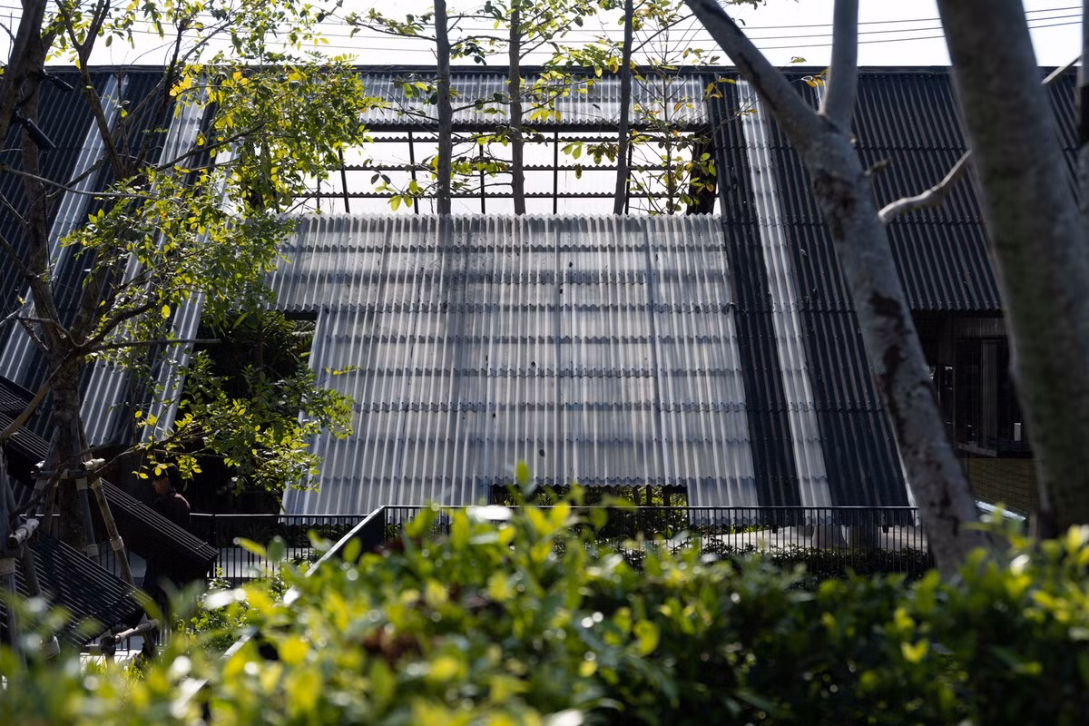 Mái nhà vườn trung tâm trong suốt được bố trí thống nhất, các khu vực trong nhà và bán ngoài trời, tạo điều kiện cho ánh sáng tự nhiên tràn vào nhà mà vẫn giữ được sự riêng tư bên ngoài.