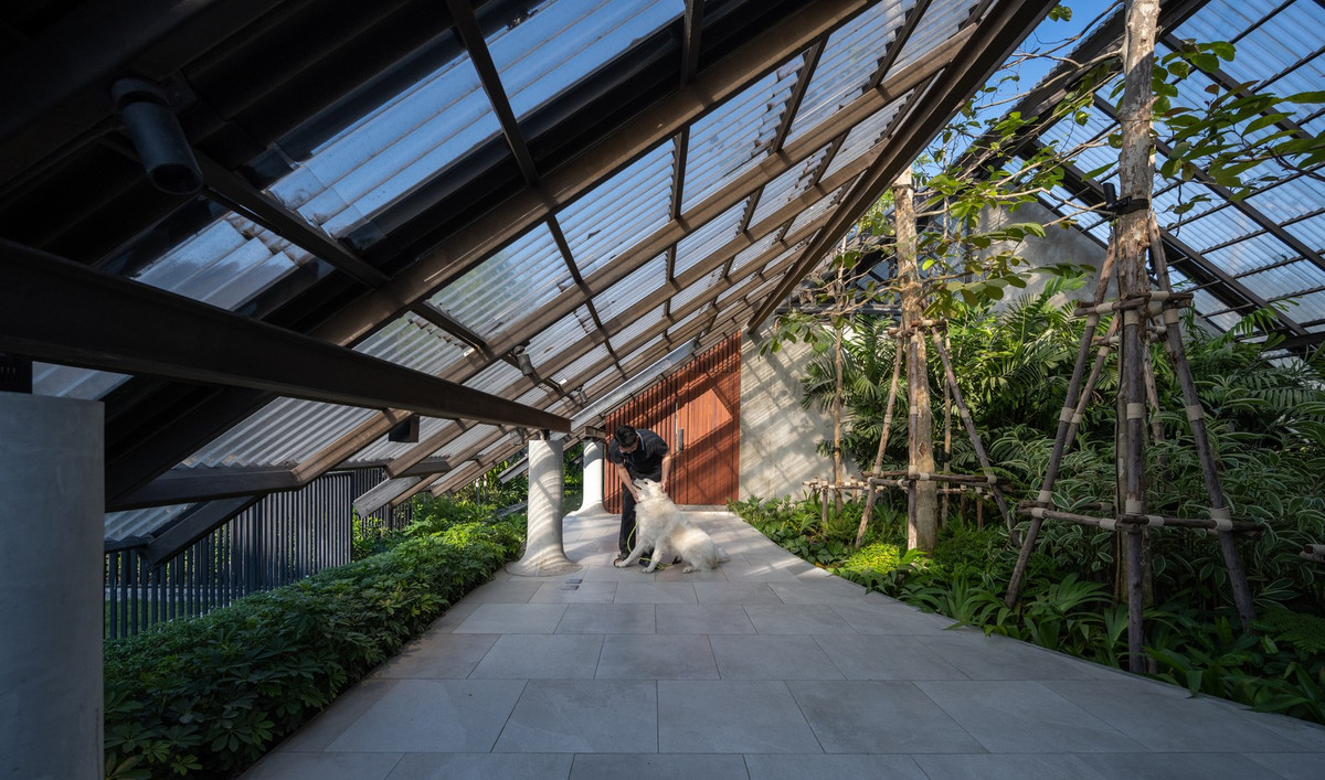 Thiết kế mái thấp như lời nhắc nhở mọi người tôn trọng sự tồn tại của các sinh vật khác khi cùng chung sống.