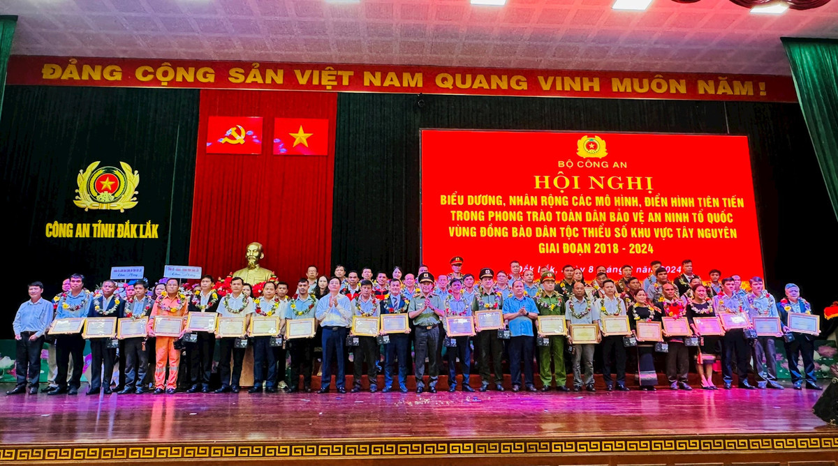 Biểu dương gương điển hình đồng bào dân tộc thiểu số khu vực Tây Nguyên - Hình 4 Bieu duong guong dien hinh dong bao dan toc thieu so khu vuc Tay Nguyen-Hinh-4