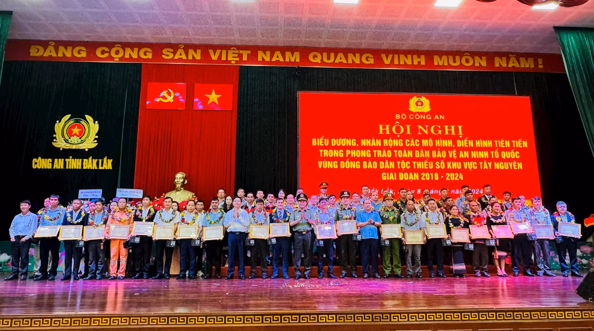 Bieu duong guong dien hinh dong bao dan toc thieu so khu vuc Tay Nguyen-Hinh-4