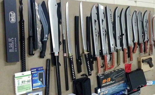 Cả kho súng điện, súng bắn đạn bi và hung khí được Công an phát hiện trong nhà của của cặp vợ chồng ở huyện Củ Chi.