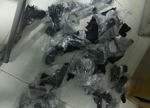 93 súng bắn đạn bi; hơn 700 súng điện, roi điện và hàng trăm bình xịt hơi cay, đạn súng bắn điện…được Công an thu giữ tại hiện trường.