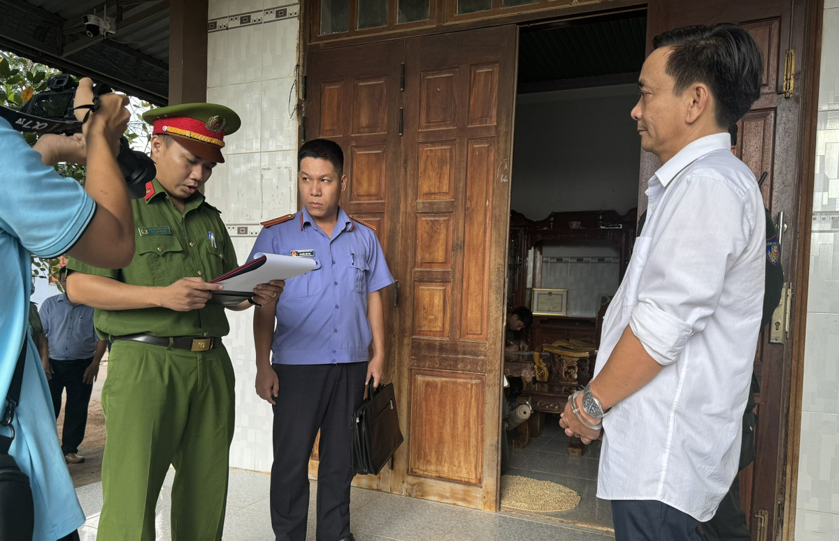 Bình Thuận: Nhóm nguyên cán bộ ''bảo kê'' khai thác cát bị truy tố Binh Thuan: Nhom nguyen can bo ''bao ke'' khai thac cat bi truy to
