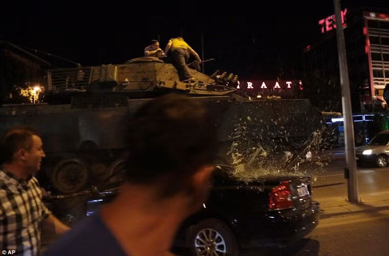 Còn trong ảnh là phiên bản nâng cấp Sabra đang đè lên một chiếc ô tô mà người biểu tình dùng làm công sự chống lại phe quân đội đảo chính.