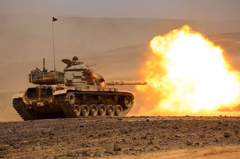 M60 Patton là thế hệ cuối cùng của dòng tăng chủ lực Patton do Mỹ phát triển sau khi kết thúc CTTG 2. Nó có trọng lượng 52-54 tấn, dài 9,3m (gồm cả nòng), giáp dày từ 90-250mm trong đó tháp pháo là dày nhất phù hợp với chiến thuật hulldown. Nó được trang bị khẩu pháo chính 105mm M68 cùng đại liên 12,7mm và 7,62mm. Xe đạt tốc độ tối đa 48km/h với tầm hoạt động 500km.