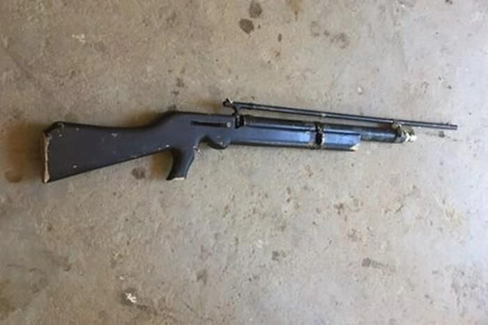  Bác ruột thử súng khiến bé gái 4 tuổi trúng đạn tử vong: Bé Trần Lê T.A. (4 tuổi, trú huyện Yên Thành, Nghệ An) đến nhà bác ruột là Trần V.T. để chơi. Tại đây, anh T. đã đem khẩu súng hơi ra thềm nhà ngắm thử thì không may súng cướp cò khiến đạn bắn vào người bé T.A. dẫn đến tử vong. Ngày 24/1, Công an Nghệ An cho biết đang điều tra, làm rõ. 