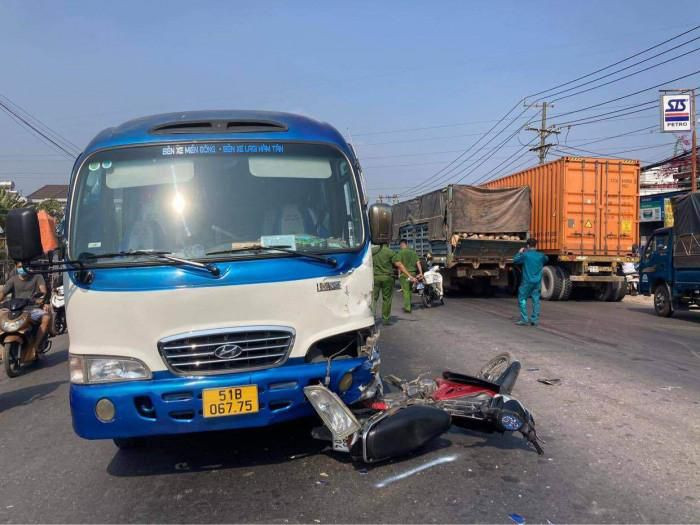  Va chạm liên hoàn xe khách và xe tải, người đàn ông tử vong: Trưa 24/1, người đàn ông đi xe máy đến địa phận xã Bình Minh, (huyện Trảng Bom) trong lúc băng ngang QL1 đã xảy ra chạm với xe khách. Cú va chạm mạnh khiến xe máy bị cuốn vào gầm xe khách, nạn nhân ngã văng xuống đường. Cùng thời điểm này, xe tải chạy theo hướng ngược lại, xử lý không kịp đã tông trúng nạn nhân gây tử vong tại chỗ. 