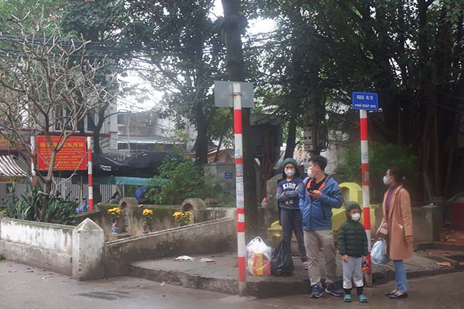 Cũng theo người dân, cả phố này là nghĩa trang nên việc mộ nằm xen kẽ nhà là điều bình thường.