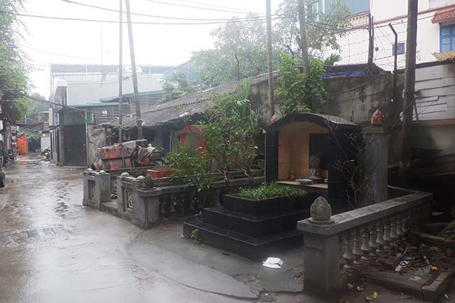 Một nghĩa trang nhỏ khác với nhiều ngôi mộ tại một con hẻm nhỏ.