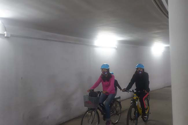 Với người dân tại Ngã Tư Sở và khu vực lân cận, hầm bộ hành thật giống như công viên. Mọi người sử dụng nơi đây như một địa điểm để tập thể dụng như đi bộ, đạp xe... 