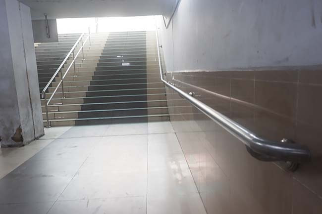 Được biết, hầm bộ hành Ngã Tư Sở dài gần 500m đi theo vòng tròn với 12 cửa đặt 4 góc đường Tây Sơn - Láng, Láng - Nguyễn Trãi, Nguyễn Trãi - Trường Chinh, Trường Chinh - Tây Sơn, mỗi cửa đều có 3 lối lên xuống dành cho người đi bộ, xe đạp. 