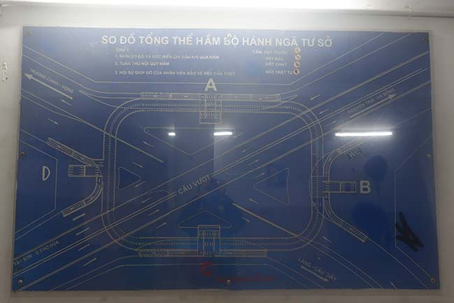 Sơ đồ tổng thể hầm đi bộ hành Ngã Tư Sở được treo ở nhiều nơi để những người đi lạc biết hướng đi của mình đang đứng ở chỗ nào.