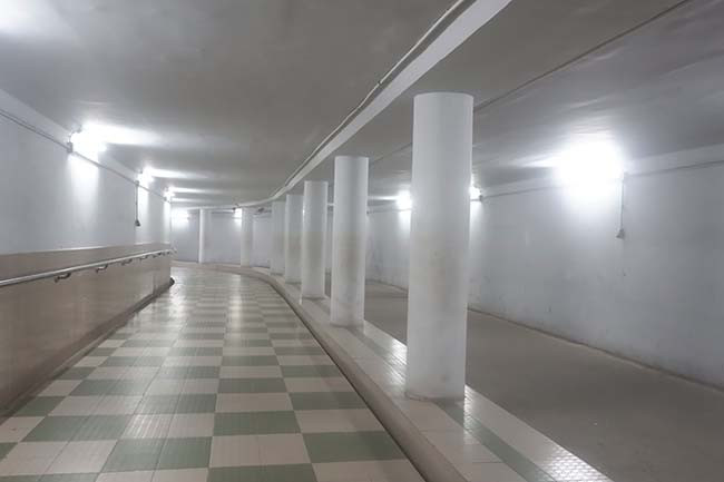 Tuy nhiên, theo ghi nhận, có thể do tình hình dịch bệnh COVID-19 lượng người đi bộ dưới chiếc hầm có giá hàng tỷ đồng này rất ít chỉ thi thoảng mới có lác đác một vài người.