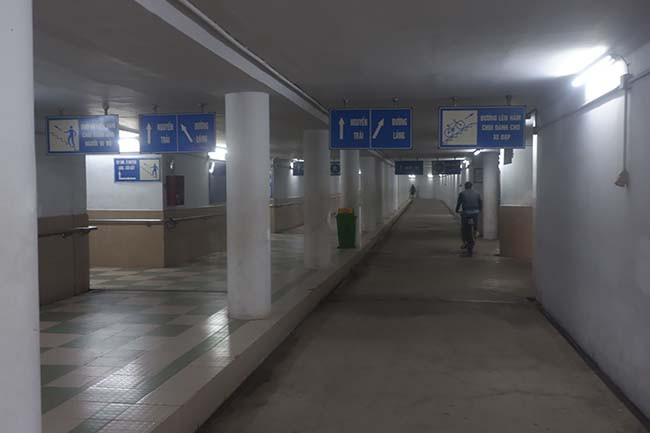 Hầm bộ hành Ngã Tư Sở có quá nhiều ngã rẽ, lối đi, khó xác định nên nhiều người gọi nơi này là "mê cung" dưới lòng đất.