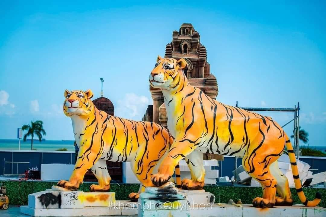 Cùng thời điểm này các địa phương nô nức trang hoàng chuẩn bị đón Xuân mới, nhiều địa phương đặt các mô hình linh vật tại các vị trí trung tâm để trang hoàng không gian đô thị, đây là linh vật hổ ở tỉnh Bình Định.