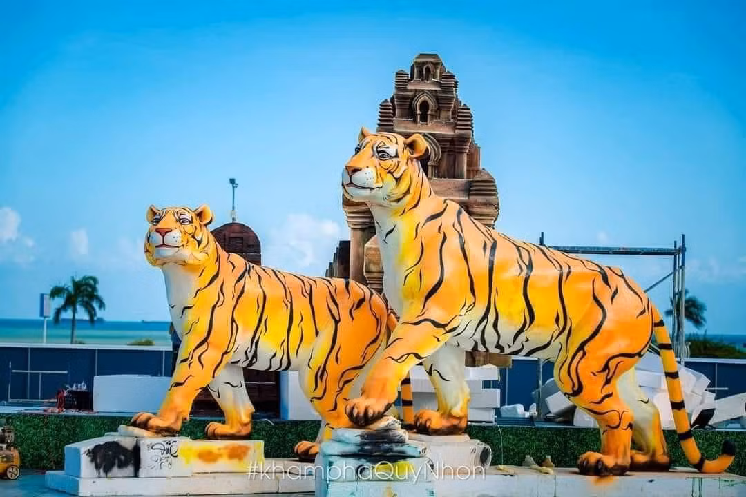 Cùng thời điểm này các địa phương nô nức trang hoàng chuẩn bị đón Xuân mới, nhiều địa phương đặt các mô hình linh vật tại các vị trí trung tâm để trang hoàng không gian đô thị, đây là linh vật hổ ở tỉnh Bình Định.