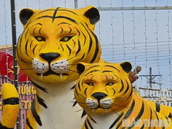 Những ngày gần đây, người dân ở Bạc Liêu xôn xao việc linh vật năm 2022 là "gia đình ông Hổ" được trang trí ở đầu đường Nguyễn Tất Thành (phường 1, TP Bạc Liêu) mang gương mặt như "hờn cả thế giới". (Ảnh: Báo Giao Thông) 