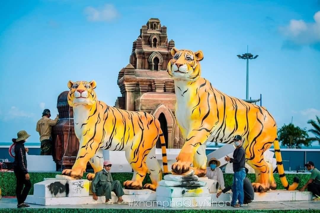 Theo đó, 2 linh vật hổ này có kích thước to lớn với vẻ mặt chìu mếm dễ thương thu hút ánh nhìn của nhiều người khi đi qua nơi đây.