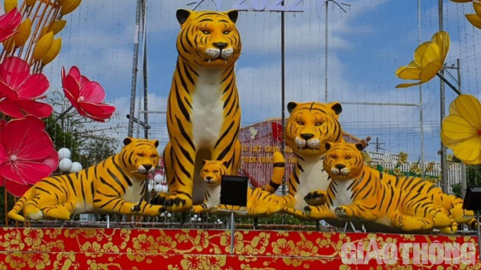 Sau đó, các linh vật trên đã được đơn vị thi công "make-up" lại. Nhiều người cho rằng khuôn mặt linh vật sau khi được tân trang có vẻ "quạu với cả hành tinh này" và trông giống như những chú... mèo. (Ảnh: Báo Giao Thông)