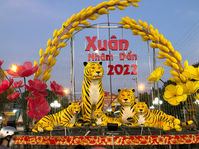 Tuy nhiên, trước khi được tân trang, hình ảnh linh vật "gia đình hổ" 5 con ở Bạc Liêu đã được nhiều người chia sẻ rầm rộ trên mạng xã hội. (Ảnh: Báo Giao Thông)