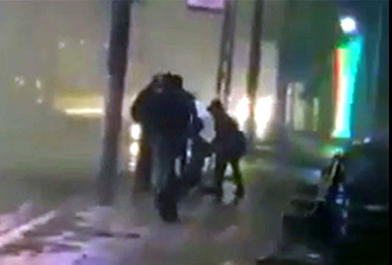  Cha dùng dao cứa cổ 2 con nhỏ: Nguyễn Văn Mạnh (35 tuổi, ở huyện Quỳnh Phụ, Thái Bình) do mâu thuẫn với vợ. Mạnh lấy một con dao cứa vào cổ 2 người con 5 tuổi và 4 tuổi. Sau đó, Mạnh dùng dao tự cứa vào cổ của mình thì được người dân can ngăn. Ba bố con Mạnh được đưa đi cấp cứu trong tình trạng bị thương ở vùng cổ. Ngày 22/1, Công an huyện Quỳnh Phụ cho biết đang tạm giữ Mạnh để điều tra.