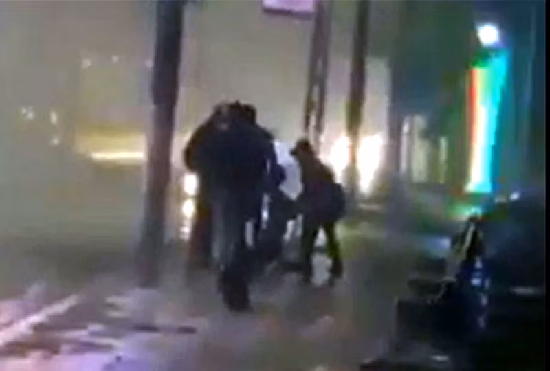  Cha dùng dao cứa cổ 2 con nhỏ: Nguyễn Văn Mạnh (35 tuổi, ở huyện Quỳnh Phụ, Thái Bình) do mâu thuẫn với vợ. Mạnh lấy một con dao cứa vào cổ 2 người con 5 tuổi và 4 tuổi. Sau đó, Mạnh dùng dao tự cứa vào cổ của mình thì được người dân can ngăn. Ba bố con Mạnh được đưa đi cấp cứu trong tình trạng bị thương ở vùng cổ. Ngày 22/1, Công an huyện Quỳnh Phụ cho biết đang tạm giữ Mạnh để điều tra.