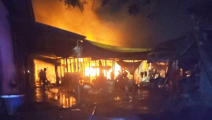  Cháy chợ lúc rạng sáng, 8 ki-ốt bị thiêu rụi: Rạng sáng 22/1, tại chợ Hà Lam, huyện Thăng Bình tỉnh Quảng Nam bất ngờ bốc cháy lớn. Phát hiện ngọn lửa, người dân xung quanh hô hoán nhau dập lửa đồng thời gọi điện trình báo chính quyền địa phương. Theo đó, có 8 ki ốt bị thiêu rụi. Đa số các ki ốt này bán chén, bát, đũa và một số mặt hàng gia vị.