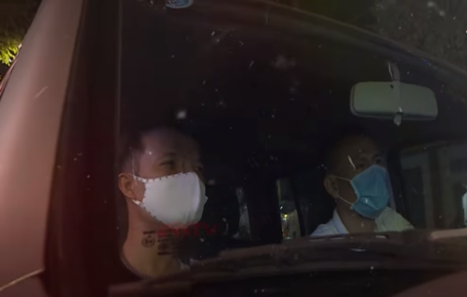 Trong đêm, 2 ô tô chở tổ công tác nối đuôi nhau lên đường. Vượt hàng trăm km, tổ công tác lên đến huyện Đức Trọng, tỉnh Lâm Đồng, nơi xác định Mười đi nhờ xe tải. Tuy nhiên, Công an lại phát hiện kẻ gây án đã bắt xe tải khác chạy lên cửa khẩu Đăk Peur, huyện Đắk Mil, tỉnh Đắk Nông, để bỏ trốn sang Campuchia. Cuộc truy đuổi lại tiếp tục trên từng cây số.